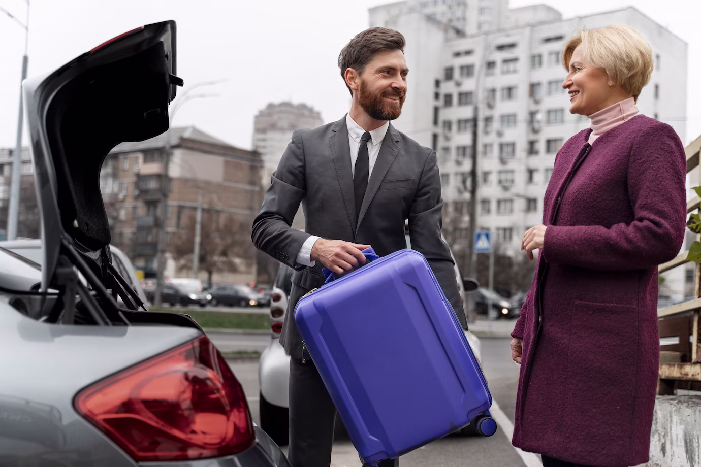 Chauffeur help met de bagage
